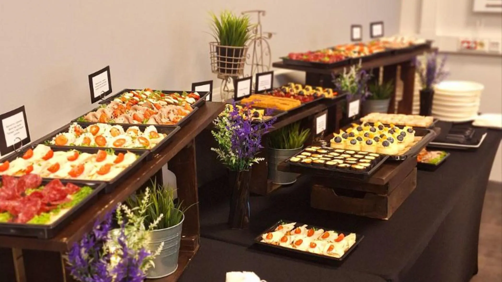 Әйелдер дәретханасында әйелдер бар