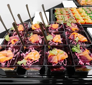 Готовый "Офисный фуршет" на 15 персон с горячими закусками и десертами