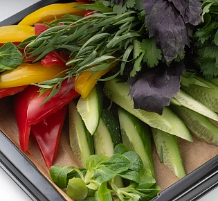 Овощное Плато (томаты черри на ветке, сладкий перец, огурец свежий, бакинская зелень(базилик красный, эстрагон, кинза, мята)