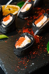 Мексиканский ролл с кетой и пряным сыром