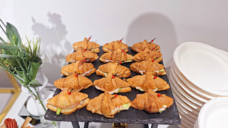 Мини-круассан с бужениной, корнишонами и салатом