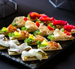 Римские мини-брускетты для фуршета - 20 шт. (с тигровой креветкой; с маринованным лососем; с козьим сыром и муссом из авокадо; с цыпленком)