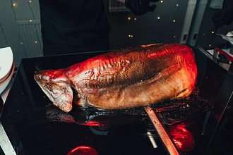 Запеченный целиком мурманский лосось