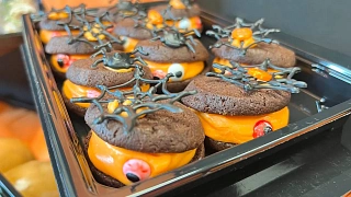Паучий вупи-пай с пряным кремом