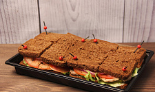 Мини-сэндвич с пряной шейкой на тостовом хлебе с соусом "Айоли" с доставкой на ваше мероприятие (превью)