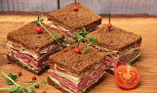 Мини-сэндвичи на тостовом хлебе с салями "Милано" и листьями салата с доставкой на ваше мероприятие (превью)