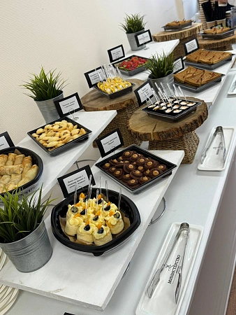 Доставка с обслуживанием для кофе-брейка на бизнес-встречу ОММ-ТЕХНО