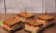 Мини-сэндвич с пряной шейкой на тостовом хлебе с соусом "Айоли" (превью)