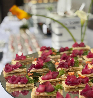 Фуршет — это часть сценария, а не «перекус»