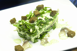 Салат с пряной сельдью и рукколой