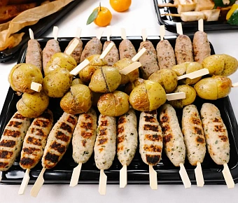 Набор из кебабов с телятиной, индейкой и картофелем в морской соли и розмарине.