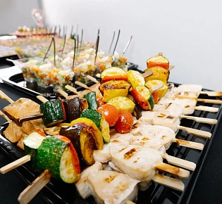 Готовый "Офисный фуршет" на 15 персон с горячими закусками и десертами