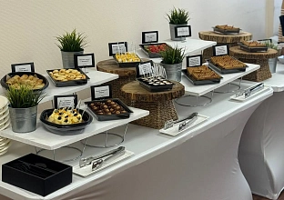 Доставка с обслуживанием для кофе-брейка на бизнес-встречу ОММ-ТЕХНО