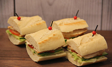 Мини-сэндвич с куриной грудкой на французском багете с соусом "Карри" с доставкой на ваше мероприятие (превью)