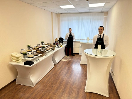 Доставка с обслуживанием для кофе-брейка на бизнес-встречу ОММ-ТЕХНО