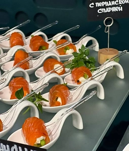 Ролл из лосося с перуанской спаржей