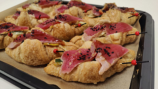 Мини-круассан с тунцом, устричным соусом и жульеном из свежих овощей