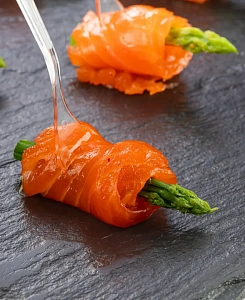 Ролл из лосося с перуанской спаржей