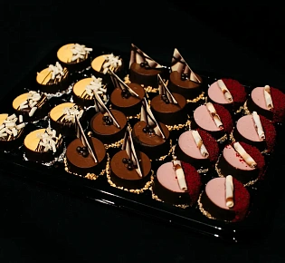 Набор сладких пирожных "Муссон" с тремя вкусами (24 шт.)