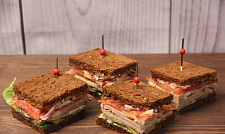 Мини-сэндвич с пряной шейкой на тостовом хлебе с соусом "Айоли" с доставкой в офис и на дом (превью)