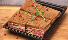 Мини-сэндвичи и сэндвич-роллы : Мини-сэндвич с салями "Милано" с листьями салата за 166  руб. (превью)