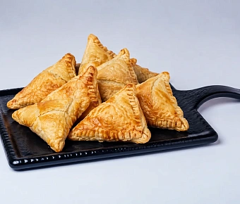 Пирожки с курицей из французского теста