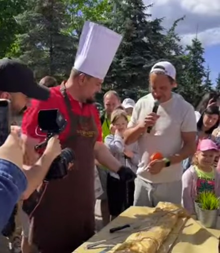 Гигантский сэндвич в Лужниках